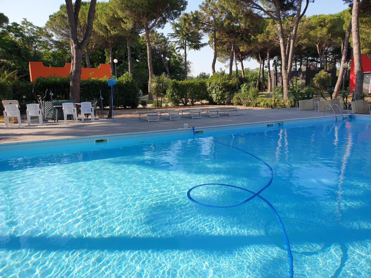 Villaggio Mithos Misano Adriatico Esterno foto