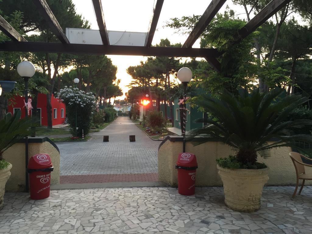 Villaggio Mithos Misano Adriatico Esterno foto